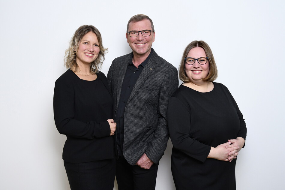 Geschäftsführung: Claudia Hempel, Peter Eichler und Katrin Floß Das Führungsteam des Unternehmens, von links nach rechts: Claudia Hempel, Peter Eichler und Katrin Floß. Sie stehen nebeneinander und blicken lächelnd in die Kamera.